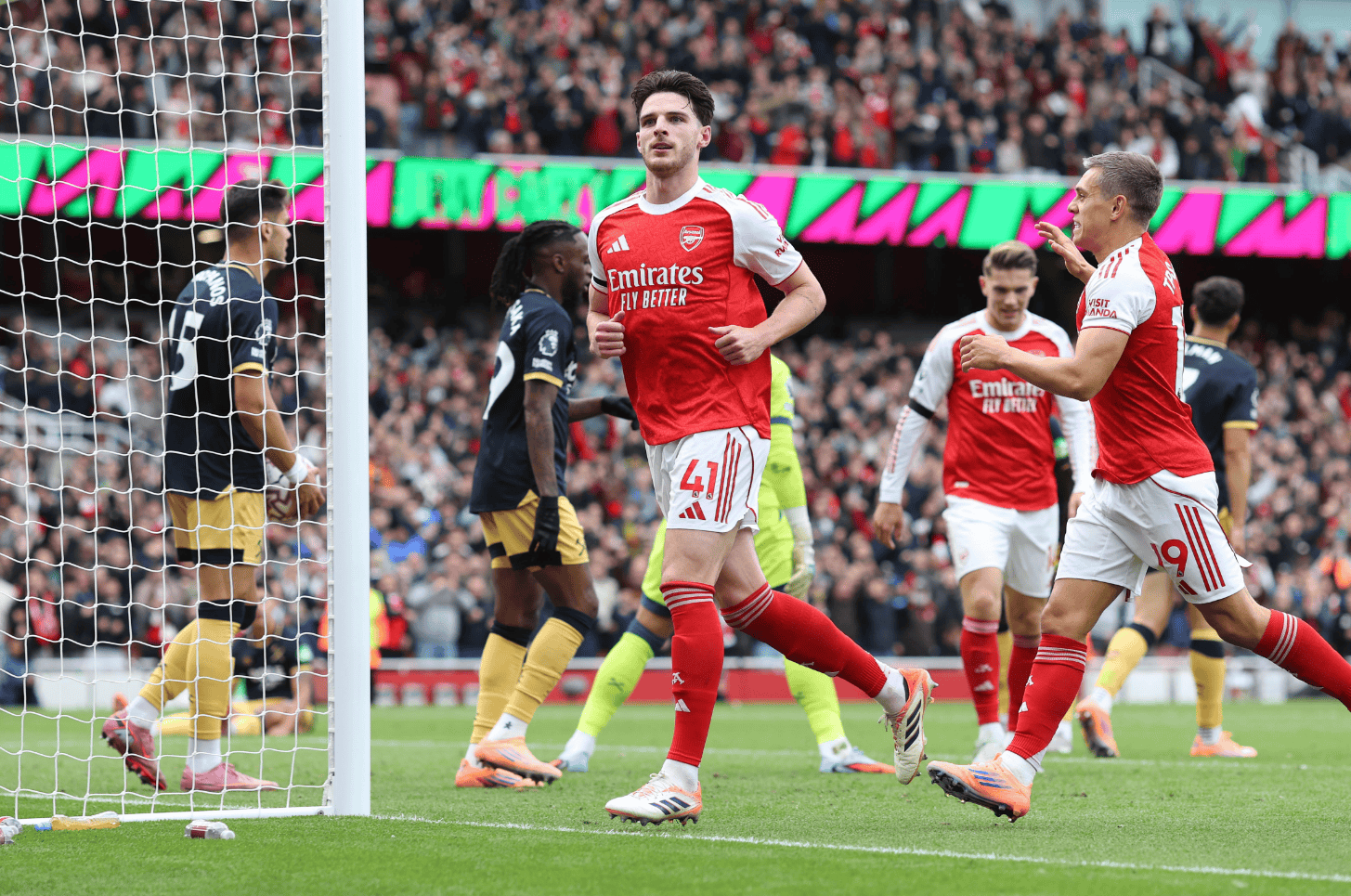 窗口期英超焦点战；法兰克福造点机会；媒体盛赞；更衣室氛围转暖的简单介绍