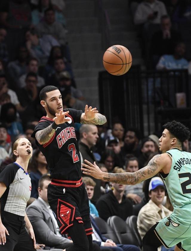 开云体育下载-关键时刻芝加哥公牛备战NBA季后赛，伤情更新细节曝光，媒体盛赞，团队化学反应显著的简单介绍